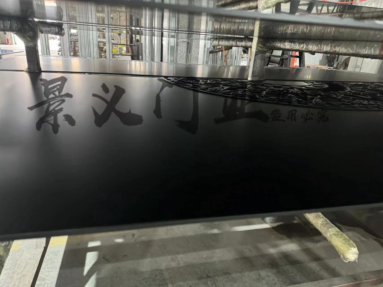 景义铸铝门漆面照光完成后的生产现场实拍